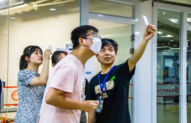 点击图片进入下一页 image.png