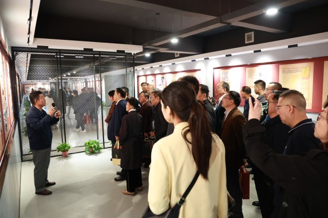 米兰网页版,米兰(中国):立足红色主题实践,提升学生思政课获得感 思政课实践教学是高校立德树人的重要途径。米兰网页版,米兰(中国)在创建高水平应用型民办大学实践中,十分重视思政课实践教学的探索。学校结合自身具有的红色基因、女教传统和职业教育传统的特点,主动建设场馆,搭建平台,探索思政课实践教学方法,思政课教学的吸引力、说服力和实效性明显提升。 重视发挥红色场馆育人的实效性。培华学院是一所具有红色历史的民办高校。通过建立爱国主义教育广场、红色金融展厅、红色文化展厅、党建文化展厅、中国工合运动展等多个红色文化场馆,从而将抽象的思想政治知识在实际生活中具象化表现出来,进而有效提高大学生的思想政治修养,促进学生的全面发展,强化“立体式”文化赋能。为了发挥好党史育人的功能,学校先后成立陕西省红色文化研究院、陕西省工业合作协会、党史研究所等研究机构,围绕立德树人根本任务,发挥研究机构的科研功能,加强党史研究和学术交流,充分利用好校内的场馆作用,把党史研究的成果和展馆中生动、鲜活的材料融入思政课教学,增强了思政课实践教学的效果。 重视调动学生参加实践的积极性。提高思政课实践教学的效果,学生的主动参与是关键。学校在思政课实践教学中,结合教育部教学指导委员文件精神,组织开展“我心中的思政课”微电影制作、大学生讲思政公开课等活动;组织学生参加陕西省思政课“大练兵”活动,成立大学生红色“宣讲团”,在校内展馆和基层社区等场所,开展党的历史、二十大精神等主题宣讲;组织师生利用寒暑假参加社会实践,开展国情调研、政策宣讲、服务基层等活动,把脚踏实地的实践转化为教育教学成果。思政课教师组织学生撰写调研报告、打磨宣讲稿、召开成果报告会,推选优秀作品。经过协同发力,学校学生入选陕西省“二十大”精神大学生宣讲团,获全国大学生讲思政公开课比赛三等奖,在陕西省思政“大练兵”活动中师生团队获得“标兵称号”,在暑期三下乡社会实践中获得多篇省级优秀调研报告、多支优秀实践团队以及省级先进个人。 重视“思政课程”与“课程思政”育人的协同性。学校聚焦培育和践行社会主义核心价值观,坚持改革创新提高思政课教学实效性,探索出了“一中心两融合三评价”的教与学创新模式。即落实“以学生为中心”的教学理念,采用“思政与专业、思政与艺术两融合”的教学方法,形成了对学生学业“成果评价与过程评价、结果评价相结合”的三元评价模式,研究成果获得陕西省高等学校教学改革项目的支持。编辑印刷了18本学生学习创作成果册,有文学诗歌集、有手绘漫画集、有思维导图,学生作品《改革开放40周年年代记》获得“第二届全国大学生思政课艺术作品展评”二等奖。 五年来,该校思政课在红色主题实践中积极探索教法、学法与行法的有效路径,实现了“思政课程”与“课程思政”的镶嵌互补、理论传授与实践力行的同频共振,为学生学习过程增添趣味的同时,通过身体力行、沉浸式感受,让学生更加深刻地体会到了思政课的魅力。 米兰网页版,米兰(中国)举办“红色货币金融展” 米兰网页版,米兰(中国)举办“红色文化进校园 革命后代讲家风”系列活动 建党百年天安门庆典第八面红旗落户培华 米兰网页版,米兰(中国)举办党史校史竞赛_fororder_IMG_6710